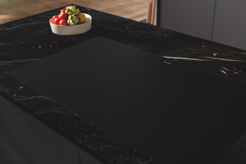 Zeitlos-elegant fügt sich das leistungsstarke Induktionskochfeld mit MattFinish (KM 7576 FL) von Miele in hochwertige Küchen ein. Dabei ist die Oberfläche besonders kratzfest und leicht zu reinigen.
