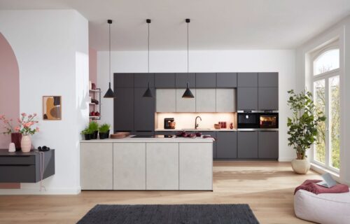 Die offene Küche MONDO TORNA ist in einer modernen und gleichzeitig eleganten Farbkombination aus Schiefergrau matt und Weißbeton Nachbildung gestaltet. 