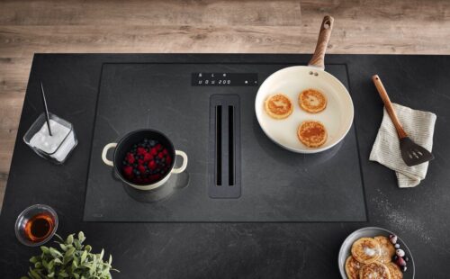 Der Xtra Hob Kochfeldabzug vereint einzigartiges Design mit hoher Funktionalität. Perfekt abgestimmt auf das Xtra-Dekor 373 in Grauschiefer Nachbildung fügt sich der Xtra Hob Kochfeldabzug optisch nahtlos in die Arbeitsplatte ein.