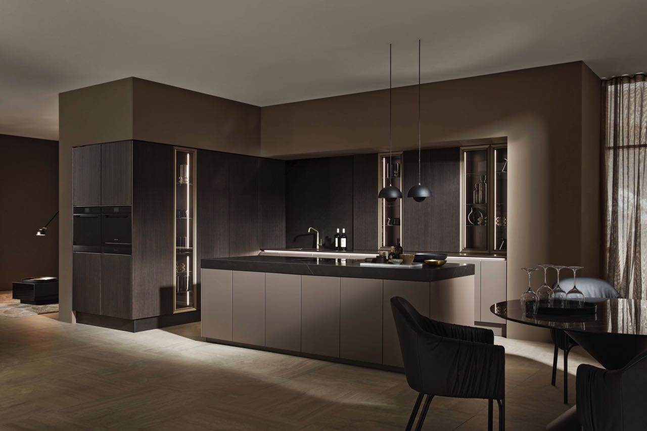 Ein dunkler, rötlicher Beige-Ton ziert die Fronten der Küche „neoLodge“ von Nolte Küchen. Rillen, die breite Arbeitsfläche und viele weitere Details verleihen ihr einen luxuriösen Charakter.