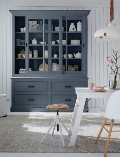Super ist es, einen separaten Geschirr-Schrank zu haben. Ein Vitrinen-Schrank hilft dabei, von außen zu sehen, was drinsteht. Außerdem wirkt er sehr wohnlich. Von Car Möbel.