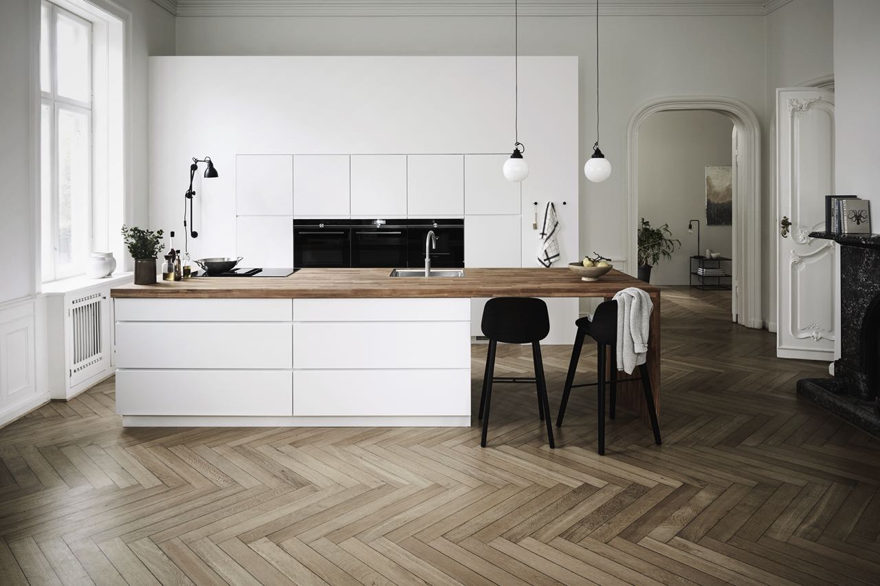 Der Skandi-Stil ist bei der Linie „Mano“ von Kvik nicht zu übersehen. Weiß kommt dabei großflächig zum Einsatz und wird mit hellem Holz kombiniert. Die Möbel vom dänischen Hersteller Kvik werden übrigens aus recycelten Materialien produziert.  