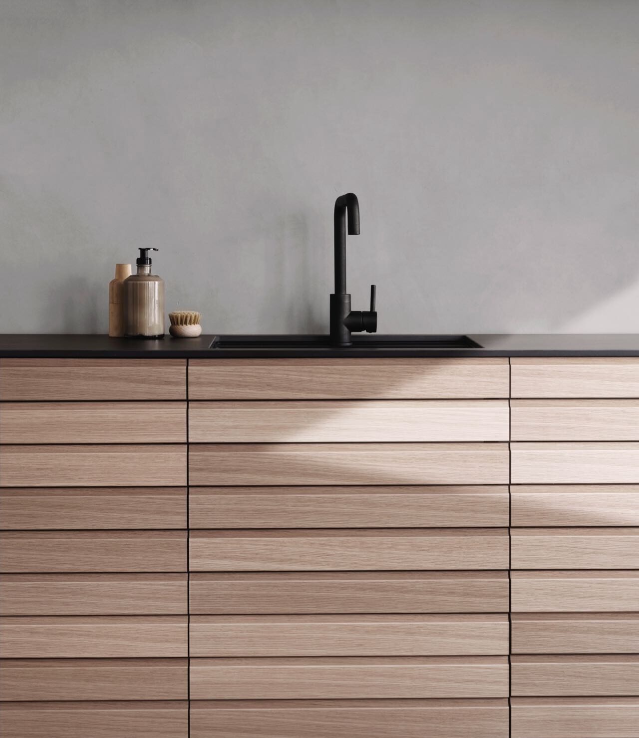Die längliche Form der Hölzer sieht sehr ruhig aus. Die Serie „Cima“ kommt in dem hellen Eichenholz „Light oak“ daher. Aus nachhaltigem Holz von Kvik. Die Profile spielen interessant mit Licht und Schatten.