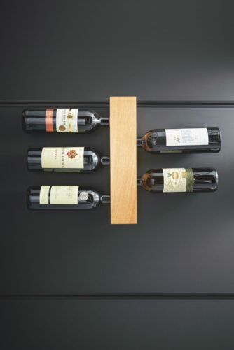 Die Weinflaschen nehmen keinen Platz weg, das ist hilfreich. Auch Saft oder andere Softdrinks können theoretisch in dem speziellen Regal gelagert werden. Es befindet sich an einer Multifunktionswand. Alles von next125.