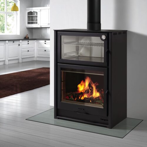Der Arce Kaminofen von Hergom ist nicht nur ideal zum Heizen Ihrer Wohnung, sondern beweist sich auch als echtes Küchentalent. Direkt über dem Brennraum ist ein Backfach integriert, das mit einem Thermometer in der Tür für stetige Kontrolle der Backtemperatur sorgt. Zudem kann die untere Kammer des Ofens dank der mitgelieferten Roste in einen praktischen Grill verwandelt werden. Erhältlich ist dieser vielseitige Ofen online bei www.kamdi24.de