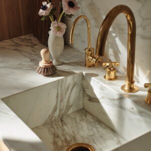 Beim romantischen Look ist es entscheidend, mit Details zu arbeiten, den diese prägen den Charakter. Wie auch das matte Gold der Armaturen, von Neptune.