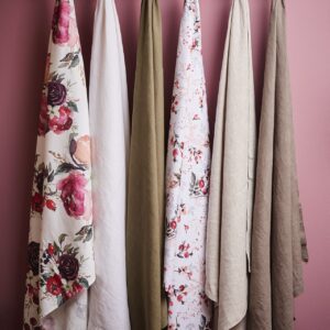 Zarte Farben und blumige Muster sind typisch für die romantische Landhausküche. So kann man mit Kleinigkeiten den Look in die Küche zaubern oder noch zusätzlich unterstreichen. Die Geschirrhandtücher sind von Côté Table.