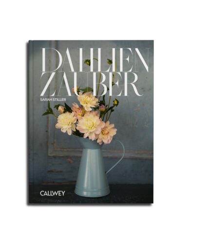 In Buch „Dahlienzauber“ präsentiert Sarah Stiller die bunt gemischte Dahlienwelt. Sie gibt Tipps zur Anpflanzung und Pflege. Auch wie man sie stilvoll arrangiert, verrät die Autorin von @mycottagegarden. Erschienen ist das Buch bei Callwey, 25 Euro.