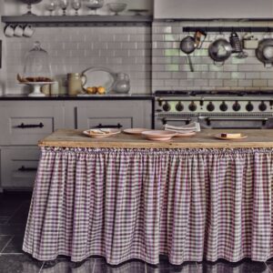 Etwas ländlicher als Blumenmuster sind Karos. Auch sie können für einen romantischen Look stehen. Eine hübsche Idee ist es, die Kücheninsel mit einem Vorhang zu umranden. Dahinter kann einiges verschwinden und es sieht ordentlich aus. Von Tori Murphy.
