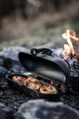 Außen bekommen die Kartoffeln im gusseisernen Bräter eine krosse Schale mit kräftigen Röstaromen, innen bleiben sie weich. Es ist sozusagen ein Mini-Backofen für draußen, der ins Feuer oder auf den Grill gesetzt werden kann, von Petromax, ca. 60 Euro.