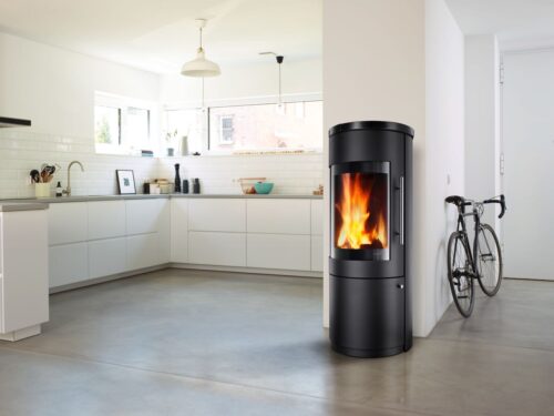 Der umweltschonende Kaminofen „110 Eco plus“ von Hark ist unter anderem mit einem Brennraum mit Gussmulde und Spezialkeramik und einer durchdachten Luftführung ausgestattet. Schön ist seine runde Optik aus unverkleidetem Stahl. Betreiben lässt er sich mit externer Verbrennungsluft, dazu muss dem Feuer zusätzlicher Sauerstoff von außen zugeführt werden.