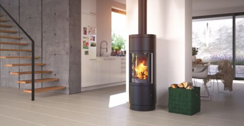 Der runde Kamin wird zum zentralen Mittelpunkt. Das Modell „Sila iQ“ stammt aus der Manufaktur Hase. Er ist technisch und optisch auf dem modernsten Stand.