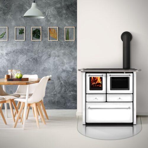 „Nadja" heißt der Holzherd von Bruno. Im weißen Design ist er eine Mischung aus traditionellem und modernem Herd. Praktisch ist die große Kochfläche mit zwei Wärmezonen und der geräumige Backofen.