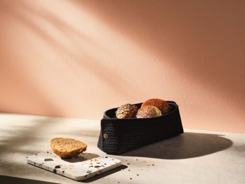 Der hübsche Brotkorb „Knit-it“ sieht aus wie selbst gestrickt. Er ist dekorativ für das herbstliche Sonntagsfrühstück. Hergestellt ist er aus 100 Prozent Ökotex-Baumwolle und kann sogar in der Maschine gewaschen werden, von Rig Tig, ca. 25 Euro.