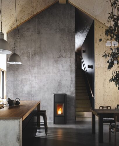 Elegant zeigt sich der Pelletofen „Mida“ von MCZ. Er unterstreicht den Charakter einer Raumsituation im Loftstil. Bei dieser Größe wird häufig mehr Energie benötigt. Beachten Sie deshalb unbedingt, dass der Ofen eine höhere Wärmeleistung haben sollte, so wie dieses Modell. Es handelt sich um einen Ofen mit Belüftung und luftdichtem Gehäuse. Er ist aus Stahl gefertigt und hat eine Abdeckplatte aus Gusseisen.