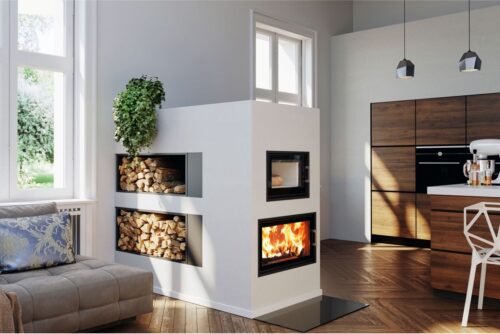 Ein wunderbar dekorativer Raumteiler, der ein echter Eyecatcher in der offenen Wohnsituation ist: Der Kamin ist flexibel, denn er sorgt nicht nur für ein hübsches Ambiente, er ist auch äußerst praktisch. Denn man kann unter anderem Pizza und Brot darin zubereiten. Ideal ist die integrierte Lagermöglichkeit für Holz, von Austroflamm.