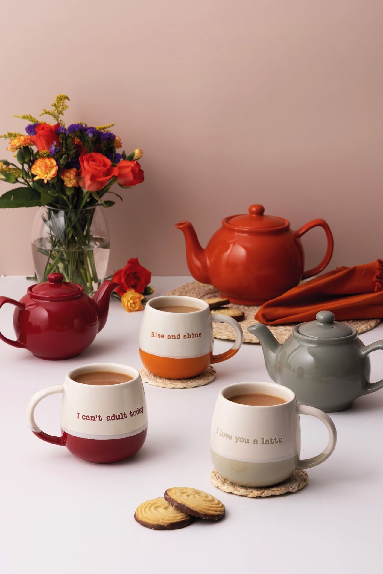 Stilvoll servieren lässt sich Tee oder Kaffee in den Kannen mit Retro-Charme in Herbstfarben. Niedlich sind die zweifarbigen Tassen, die eine Botschaft übermitteln. Alles von Prince and Kensington, „Motto“ Tassen aus Steingut, je ca. 10 Euro. 