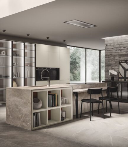 Der kleine Tresen ist niedlich und bietet eine zusätzliche Sitzmöglichkeit. Für eine Verbindung zum restlichen Wohntrakt sorgt das offene Regal in der Insel. Die extravagante Küche „Motus“ ist von Scavolini.