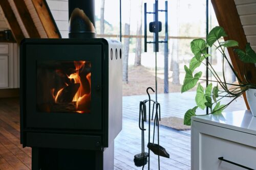 Moderne Kaminatmosphäre trifft auf zeitloses Design. Doch ohne richtige Abluftlösungen kann die Kombination mit Dunstabzügen zum Problem werden.