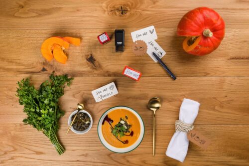 Köstlich ist die klassische Kürbissuppe aus dem Hokkaido-Kürbis. Um den Tisch schön zu dekorieren, können Sie Tischkärtchen stempeln. Das geht ganz leicht mit den „Printy“ Stempeln von Trodat. 