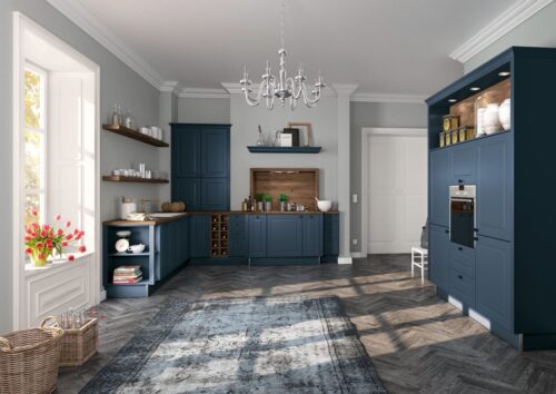 Diese Landhausküche von Impuls Küchen präsentiert sich in einem kräftigen Blauton, der Stilbewusstsein und Gemütlichkeit ausstrahlt. Die offenen Regale und die integrierte Beleuchtung setzen Akzente und machen das Küchenambiente zugleich praktisch und stilvoll. Der klassische Kronleuchter fügt eine Note von Eleganz hinzu und bildet einen charmanten Kontrast zu den modernen Elementen.