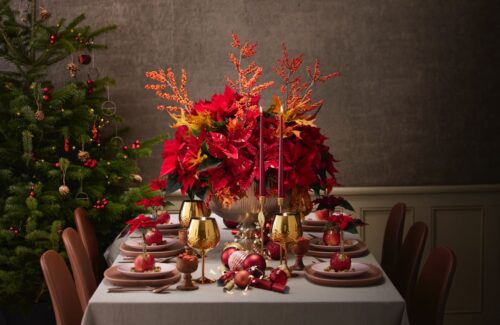 Hier weiß man gar nicht, wo man zuerst hinschauen soll, so beeindruckend sieht die Tafel aus. Das üppige Rot der Weihnachtssterne wird von den Glitzeräpfel und dem Weihnachtsschmuck aufgenommen. Beige und Gold geben dem Weihnachtstisch einen Hauch Leichtigkeit. Wer mehr über die dekorative Blume erfahren möchte, findet viele Infos auf weihnachtsstern.de 