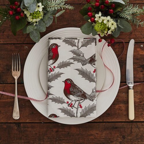 Dieser Vogel fliegt bestimmt nicht weg. Ganz im Gegenteil, er bildet auf der Serviette ein harmonisches Ensemble mit den Ilex-Zweigen. Toll dazu sind die Blumen und der robuste Tisch. Die Stoff-Serviette „Robin and Holly“ ist von Annabel James, im 4er-Set, ca. 50 Euro.
