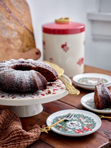 Weihnachtliche Teller machen köstliche Kuchen noch besser. Sie können auch als Deko an die Wand gehangen werden. Die hübschen Accessoires sind alle von Bloomingville.