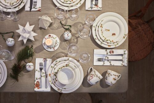 Zarte Weihnachtsmotive zieren das edle Porzellan von Kähler. Das Tolle: Die Bemalung verschönert nicht nur das Geschirr, sondern auch die Kugeln und Servietten. Der Fröbelstern ist ein nostalgischer Hingucker. Alles von Kähler. 