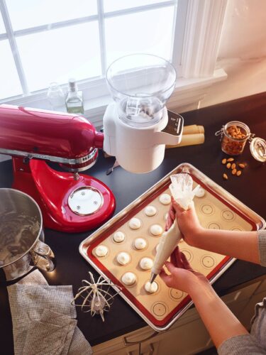 Die KitchenAid Küchenmaschine ist ein Klassiker, der technisch und auch optisch begeistert. Als Ergänzung gibt es jetzt das Sieb mit digitaler Waage. Es lässt sich an der Maschine anbringen. So können gesiebte Zutaten beim Backen bequem in die Schüssel gegeben werden, ca. 180 Euro.