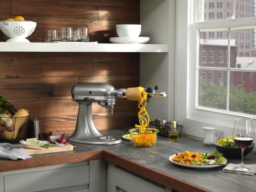 Insbesondere für den Spaghetti-Kürbis ist dieser Aufsatz perfekt. Der Spiralschneider lässt sich an die Küchenmaschine von KitchenAid montieren und beschert super Ergebnisse, die auch optisch viel hermachen.