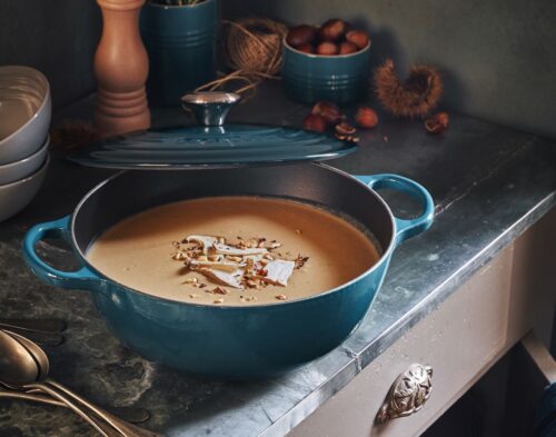 Eine leckere Suppe lässt sich aus Maronen und Steinpilzen zubereiten. Die cremige Textur eignet sich super als Vorspeise zu einem herbstlichen Menü. Gut gekocht und serviert werden kann sie im stylischen Topf aus Gusseisen von Le Creuset.