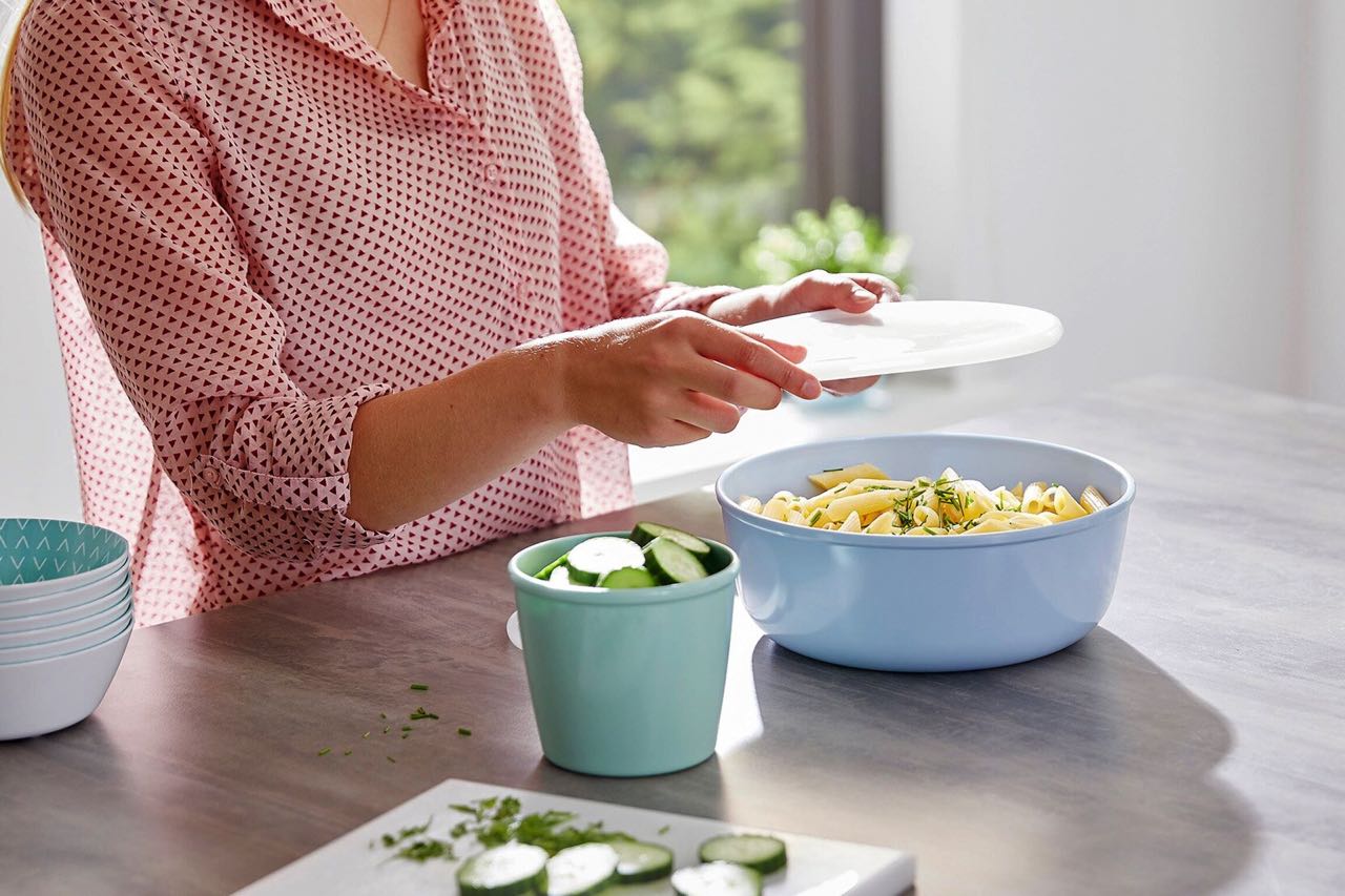 Die 3-Liter-Rührschüssel von Mepal in hübschem Babyblau: Ideal zum Anrühren Ihrer Lieblingsrezepte, als stilvolle Vorratsschüssel oder um Ihren selbstgemachten Salat sicher zu einer Feier zu transportieren. 