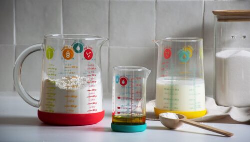 Mit präzisen Angaben und einem farbenfrohen Design sind die Messbecher von Pebbly ein unverzichtbares Utensil in jeder Küche. Ob Flüssigkeiten oder trockene Zutaten, mit Pebbly wird das Messen zum Kinderspiel.