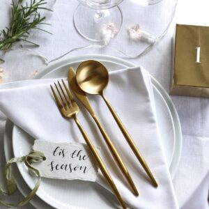 Weiß und Gold sind ein perfektes Paar. Super hochwertig präsentiert sich die Leinen-Serviette von The Fine Cotton Company. Attraktive Deko-Lösung: Eine Lichterkette über den Tisch legen, das wirkt gemütlich.