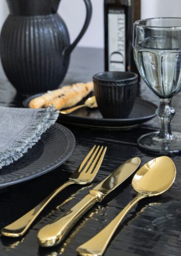 Weihnachten darf es etwas Besonderes sein, da ist das Besteck in Gold genau richtig. Es nimmt dem schicken Schwarz die Schwere. Alles von GreenGate. Das Geschirr ist aus der Serie „Volcano“ aus Steingut, zum Beispiel Teller ca. 22 Euro.