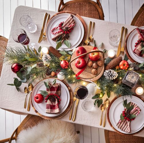 So natürlich ist diese Tafel ausgestattet! Das ist eine zeitlose und doch angesagte Styling-Idee. Niedlich sind die kleinen Kränze, die um die Serviette herum liegen. Alles ist von Butlers.