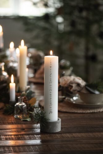 Eine Kerze darf auf keiner Tafel fehlen. Mit dieser kommen wir dem Christkind Tag für Tag ein Stück näher, das dokumentieren die hübschen Zahlen für uns. Betonkerzenhalter und Kerze von Ib Laursen über Car Möbel.