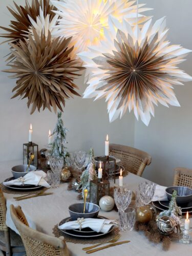 Je mehr desto besser, das gilt bei den verspielten Papiersternen auf jeden Fall. Sie lassen den Weihnachtstisch zu etwas Besonderem werden und harmonieren zu Geschirr und Deko, die in Sand- und Grautönen gehalten ist. Alles von Chic Antique.