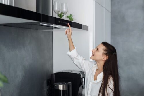 Dunstabzüge sind ein essentielles Element moderner Küchen, um Kochdünste und Gerüche effizient zu entfernen – in fensterlosen Räumen, wie sie oft in der Gastronomie anzutreffen sind, sind sie aus gesundheitlichen und rechtlichen Gründen unverzichtbar. 