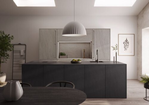 Eine gelungene Kombination aus Griffen und grifflos wurde bei der Küche von Rotpunkt realisiert. Verstärkt wird der Kontrast durch die Farbigkeit von hellem und dunklem Grau. Die Komposition wird bei Details, wie Vase oder Lampe, fortgesetzt.