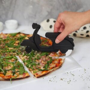 In Form einer niedlichen Vespa kommt der Pizzaschneider „Scooter Black“ von Balvi daher. Eine sehr originelle Idee, auch als Geschenk, ca. 20 Euro