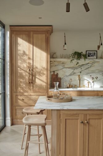 Das Modell von Neptune ist auf der Grenze zwischen Shaker und Landhaus-Look. Doch die Kassetten und auch die Griffe sprechen für den Landhauslook, verstärkt durch die Holz-Optik. Aus der Linie „Henley“.