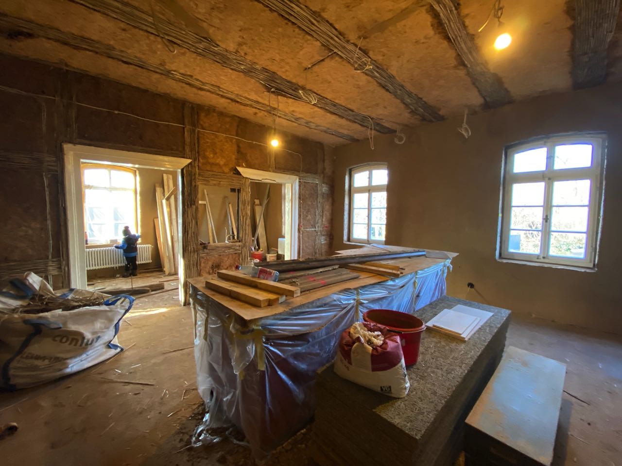 Die Küche des Ritterguts während der Renovierungsphase, ein Raum voller Potential und Geschichte, bereit, in neuem Glanz zu erstrahlen.
