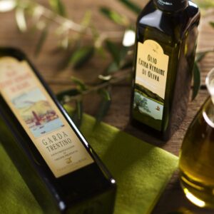 Olivenöl enthält ungesättigte Fettsäure und Vitamin E und tut auch der Haut gut. Auch im nördlichen Anbaugebiet, dem Trentino, einer italienischen Provinz gibt es leckeres Öl, das super zu vielen Gerichten harmoniert. Credit: ©M. Simonini