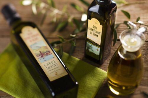 Olivenöl enthält ungesättigte Fettsäure und Vitamin E und tut auch der Haut gut. Auch im nördlichen Anbaugebiet, dem Trentino, einer italienischen Provinz gibt es leckeres Öl, das super zu vielen Gerichten harmoniert. Credit: ©M. Simonini