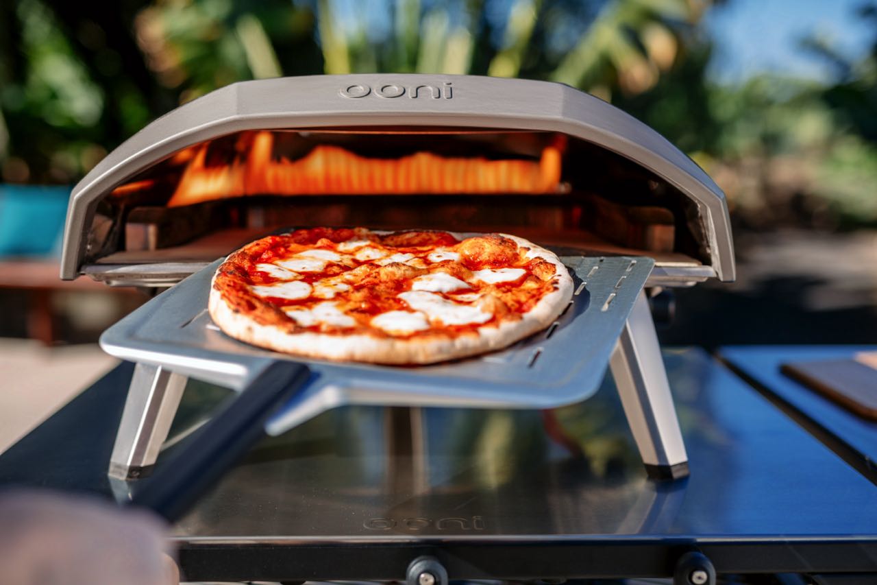 Der große Pizzaofen „Koda“ von Ooni sorgt dafür, dass Pizza zum Genuss wird, ca. 600 Euro. Auch tolle Zubehör-Artikel gibt es vom Hersteller.