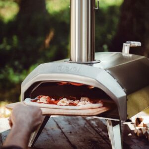 Die Marke Ooni wurde gegründet, um Menschen dabei zu unterstützen ihre eigenen kulinarischen Meisterwerke zu schaffen. Sie stellt Pizzaöfen für den Heimgebrauch her. „Karu“ kann backen, rösten und grillen. Er kann mit Holz oder Holzkohle für ein rauchiges Aroma betrieben werden oder mit dem separat erhältlichen Gasbrenner, ca. 430 Euro.