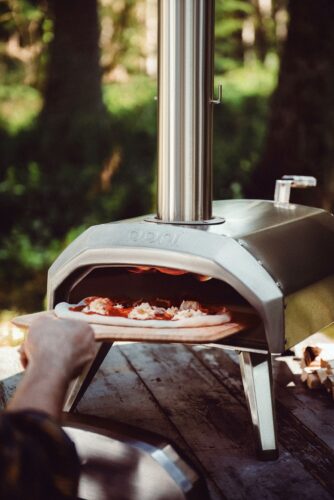 Die Marke Ooni wurde gegründet, um Menschen dabei zu unterstützen ihre eigenen kulinarischen Meisterwerke zu schaffen. Sie stellt Pizzaöfen für den Heimgebrauch her. „Karu“ kann backen, rösten und grillen. Er kann mit Holz oder Holzkohle für ein rauchiges Aroma betrieben werden oder mit dem separat erhältlichen Gasbrenner, ca. 430 Euro.