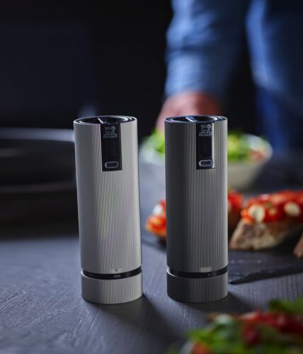 Die neuen elektrischen Hightech-Mühlen ergänzen die „Line“-Serie von Peugeot. Sie sind puristisch und begeistern mit der gerillten Optik. Dazu gehören Lithium-Ionen-Akkus der neuesten Generation. Aus Aluminium, als Pfeffer- oder Salzmühle zu verwenden, je ca. 90 Euro.  